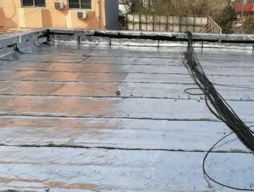 甘肃卫生间漏水维修公司分享下甘肃屋面楼顶防水刚性防水层施工要点。
